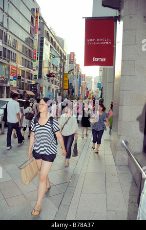 Japanische Fußgänger gehen in der Hauptstraße von Shinjuku, Shinjuku, Tokyo, Japan Stockfoto