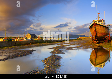 Boot, spiegelt sich auf dem Wasserteich im Raughly Hafen, Co. Sligo, Irland Stockfoto