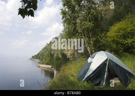 Das Wandern Zelt am Ufer des Baikalsees Stockfoto