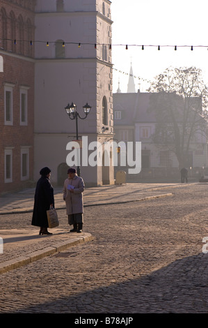 Zwei Frauen im Chat in alte Stadt Sandomierz, Polen Stockfoto