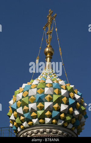 Nahaufnahme eines der Zwiebel Kuppeln auf der Auferstehungskirche (Retter auf Auferstehungskirche) in St. Petersburg, Russland. Stockfoto