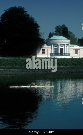 Ein Ruderer auf der Themse von den alten Pavillon im alten Isleworth, in der Nähe von London Syon Park, Brentford. Stockfoto