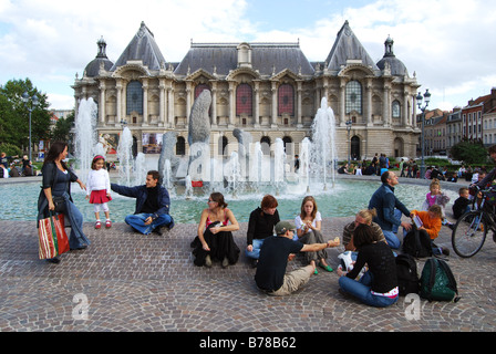 überfüllten Quadrat und Brunnen vor Palais des Beaux Arts Lille Frankreich Stockfoto