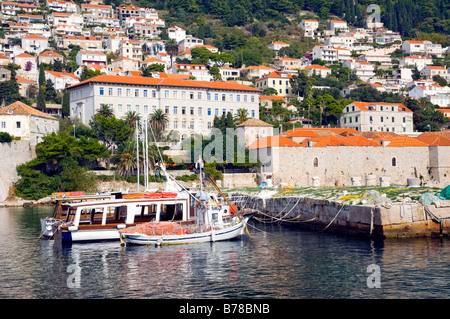 Bunte Botas in dem kleinen Hafen vor den Mauern der alten Stadt von Dubrovnik-Kroatien Stockfoto