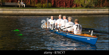 Älteren Mitglieder des Vereins Fredensberg Ruder, Fredensburg Roklub bei einem Ruder-Event auf der Spree in Berlin, Deutschland, Europa Stockfoto