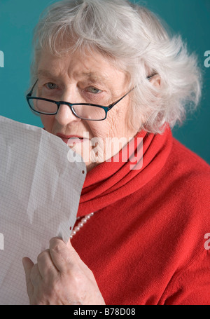 Alte Frau liest einen Brief Stockfoto