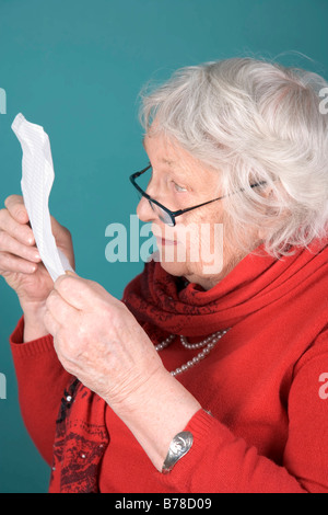 Alte Frau liest einen Brief Stockfoto