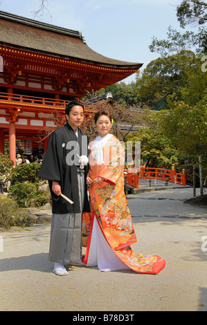 Traditionelle japanische Hochzeitspaar vor Kamigamo Schrein, Kyoto, Japan, Asien Stockfoto