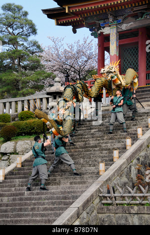 Buddhistische Zeremonie mit Drachen tanzen im Kiyomizu Tempel, Weltkulturerbe, Kyoto, Japan, Asien Stockfoto