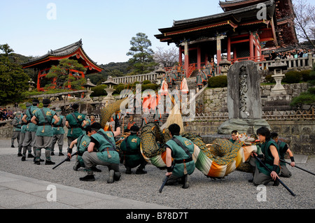 Buddhistische Zeremonie mit Drachen tanzen im Kiyomizu Tempel, Weltkulturerbe, Kyoto, Japan, Asien Stockfoto