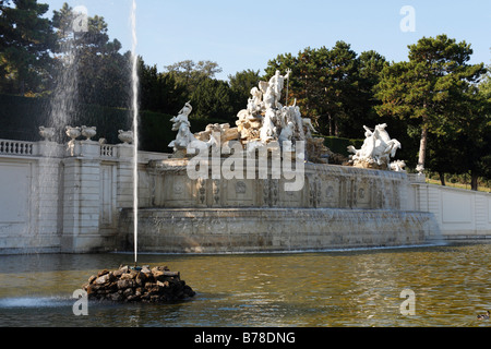 Neptun-Brunnen in Schoenbrunner Park, Schlosspark Schönbrunn, Wien, Österreich, Europa Stockfoto
