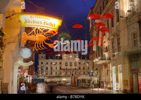 Kunstwerk mit roten Sonnenschirmen im Joanneumsviertel Street, Restaurant Krebesenkeller, Krabbe Celler, vor dem Rathaus, Graz Stockfoto