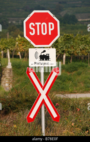 Melden Sie sich auf dem Bahnübergang in Joching in der Wachau, Waldviertel Bezirksgerichts, Niederösterreich, Europa Stockfoto