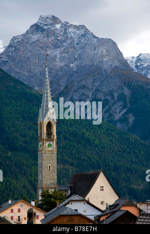 Dächer und Kirchturm der Reformierten Kirche vor dem Piz Lischana, Unterengadin Dolomiten, Sent, Unterengadin, Kanton Stockfoto