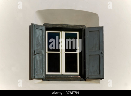 Fenster mit Fensterläden, Sent, Unterengadin, Kanton Graubünden, Schweiz, Europa Stockfoto