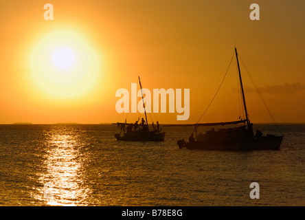 Zwei Boote bei Sonnenuntergang in der Karibik, Süd Wasser Caye, Belize, Mittelamerika Stockfoto