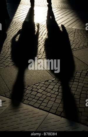 Silhouetten von zwei Personen, Sony Center, Berlin Stockfoto