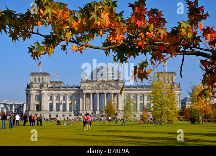 Touristen vor dem Reichstagsgebäude im Herbst, Sitz des Deutschen Bundestages, Regierungsbezirk, Bezirk Mitte, Berlin, Stockfoto