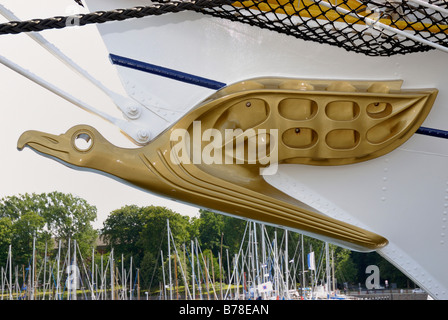 Albatros Galionsfigur am Bug der Segel-Schulschiff der deutschen Marine, Gorch Fock, im Heimathafen an der Tirpitzmole Stockfoto