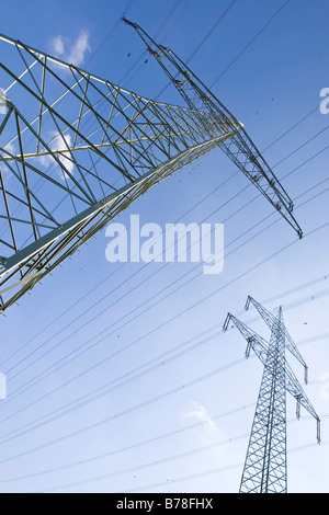 Strommast Entladung Strom aus dem Dampfanlage der Firma Eon, Großkrotzenburg, Hessen, Deutschland, Europa Stockfoto