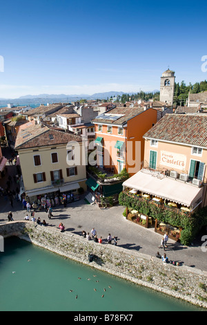 Panoramablick über die Altstadt von Sirmione mit der Kirche Santa Maria Maggiore, auf der Nordseite, Gardasee, Lago di Gar Stockfoto