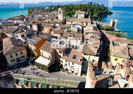 Panoramablick über die Altstadt von Sirmione mit der Kirche Santa Maria Maggiore, auf der Nordseite, am Gardasee zurück, Lag Stockfoto