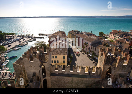 Hafen und Altstadt neben der Burg Scaligero, Sirmione, Gardasee, Lago di Garda, Lombardei, Italien, Europa Stockfoto