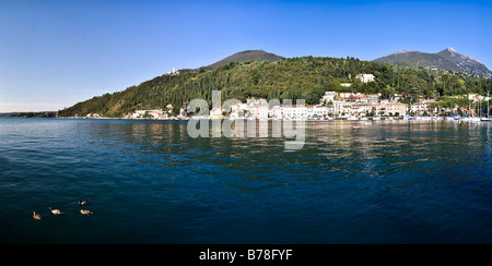 Panoramablick über Gardone Riviera am Gardasee, Lago di Garda, Lombardei, Italien, Europa Stockfoto