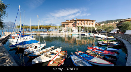 Panoramablick auf Hafen von Torri del Bénaca am Gardasee, Lago di Garda, Lombardei, Italien, Europa Stockfoto