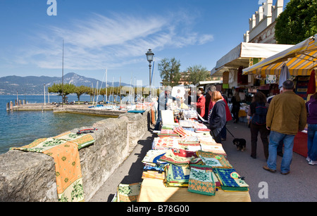 Wochenmarkt in Torri del Bénaco am Gardasee, Lago di Garda, Lombardei, Italien, Europa Stockfoto