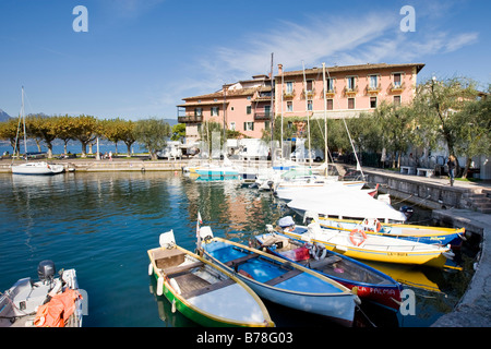 Kleiner Hafen in Torri del Bénaco am Gardasee, Lago di Garda, Lombardei, Italien, Europa Stockfoto