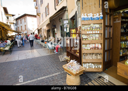 Gewürze verkauft in engen Gassen der Altstadt von Torri del Bénaco am Gardasee, Lago di Garda, Lombardei, Italien, Europa Stockfoto