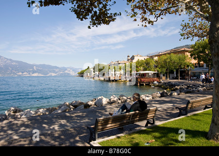 Rentner sitzen auf einer Parkbank in Torri del Bénaco am Gardasee, Lago di Garda, Lombardei, Italien, Europa Stockfoto