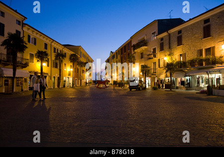 Touristen sitzen in einem Restaurant in Sirmione, Lombardei, Italien, Europa Stockfoto