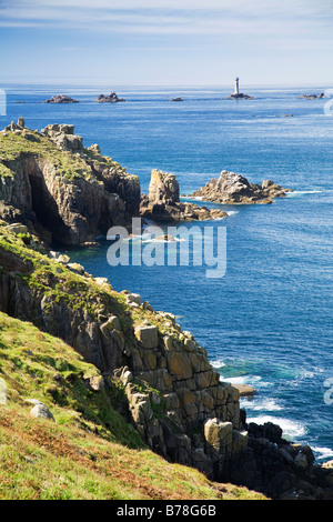 Der kornischen Küste in der Nähe von Lands End und Langschiffe Leuchtturm. Stockfoto