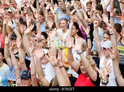 Frauen Aufwärmen vor dem Start des Schweizer Frauenlauf, 1. Juni 2008, Bern, Schweiz, Europa Stockfoto