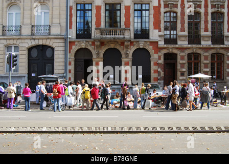 Marktstände und Besucher entlang Fassade de Esplanade am Braderie von Lille Frankreich Stockfoto