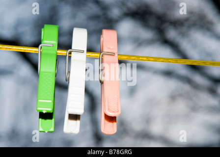 Wäscheklammern auf der Wäscheleine, Nahaufnahme Stockfoto