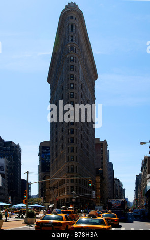 Flatiron Building in New York gelben taxis, Taxis vor, New York City, USA, Nordamerika Stockfoto