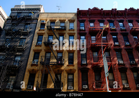 Wohnhäuser mit Feuerwehrleitern, Downtown New York City, USA Stockfoto