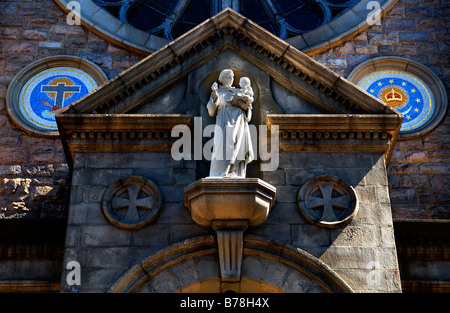 Weiße Figur eines Heiligen am Eingang der St. Antonius von Padua Kirche, New York City, USA Stockfoto