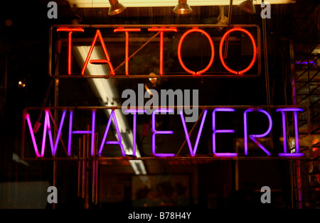Neon Werbung für Tattoos, New York City, USA Stockfoto