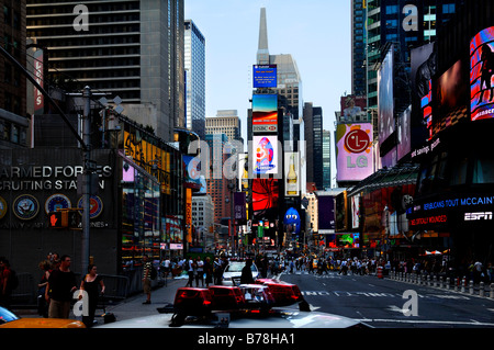 Beleuchtete Werbung am Times Square in New York City, USA Stockfoto