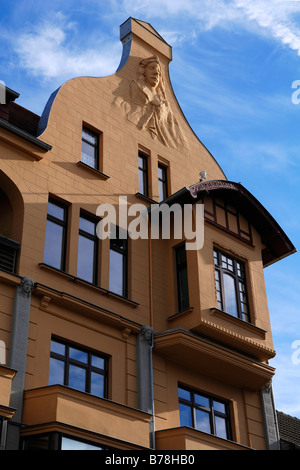 Giebel eines alten Hauses mit Deko-Figur im Relief, Schwerin, Mecklenburg-Western Pomerania, Deutschland, Europa Stockfoto