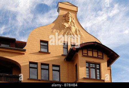 Giebel eines alten Hauses mit Deko-Figur im Relief, Schwerin, Mecklenburg-Western Pomerania, Deutschland, Europa Stockfoto