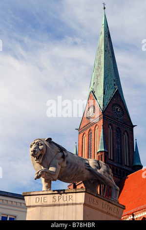 Löwe Skulptur vor dem Schweriner Dom in Schwerin, Mecklenburg-Western Pomerania, Deutschland, Europa Stockfoto