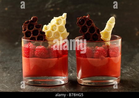 "Apéro" rollt Himbeer Maus mit Sülze Himbeer Schnaps, Frühlingsrollen und Kalifornien auf einem Bananenblatt, Haute Cuisine, Laba Stockfoto