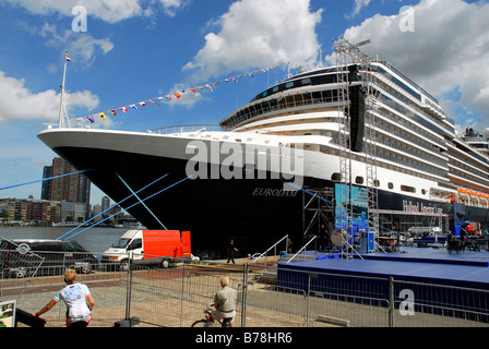 Das neue Kreuzfahrtschiff MS Eurodam von Holland America Line (HAL) am Wilhelminapier Kreuzfahrt-Terminal, Rotterdam, Süd-Hol Stockfoto