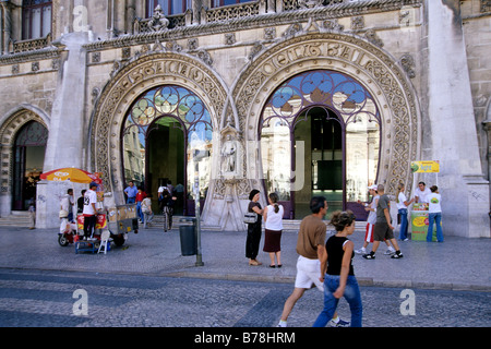 Estacao Rossio, Vorderseite des Rossio-Bahnhof mit Eingängen in Hufeisenform, Rossio, Praça de Dom Pedro IV, Praca Dom Stockfoto