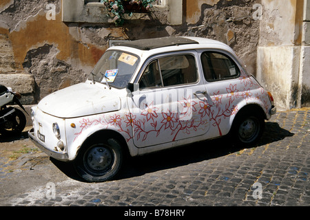 Weißes Auto, eine blumige Fiat 500, Rom, Roma, Italy, Italia, Europa Stockfoto